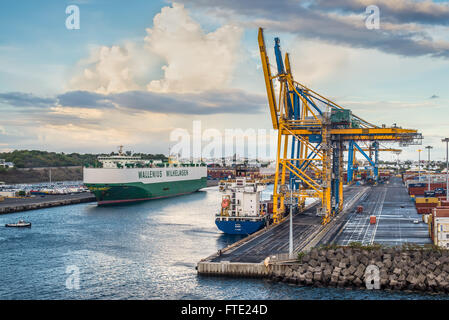 Navire transporteur de véhicules Cargo général bohème et Kiara au port de Le port sur l'île de la Réunion, France Banque D'Images