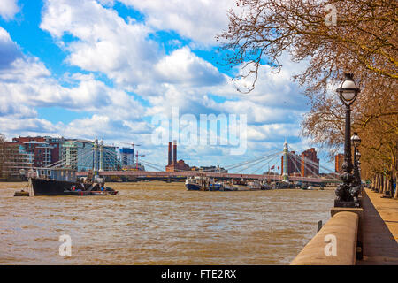 L'Albert Bridge et la Tamise, Chelsea Embankment, London Banque D'Images