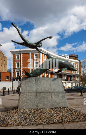 Garçon avec Dauphin Statue par David Wynne, Chelsea Embankment, London Banque D'Images