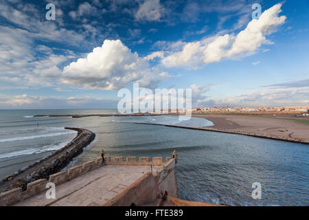 Kasbah des Udayas, Rabat, Maroc, vue sur l'embouchure de la rivière Bou Regreg. et pierre jetée. Banque D'Images