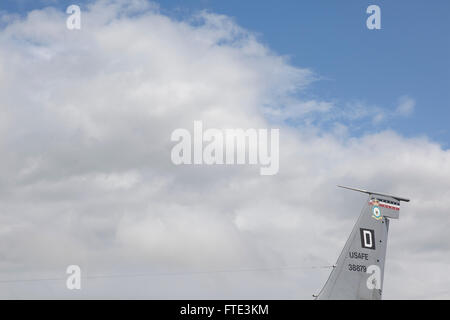 La queue d'un avion ou d'avions de chasse car elle se situe sur la piste à une exposition statique, montrant utres livrée grise typique et des repères d'identification. Banque D'Images