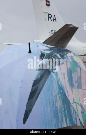 Un parapluie géant abrite son propriétaire d'afficher une photo d'un avion l'aile Vulcan semble refléter la queue d'un avion à proximité. Banque D'Images