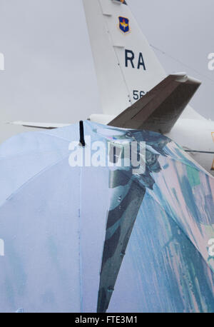 Un parapluie géant abrite son propriétaire d'afficher une photo d'un avion l'aile Vulcan semble refléter la queue d'un avion à proximité. Banque D'Images