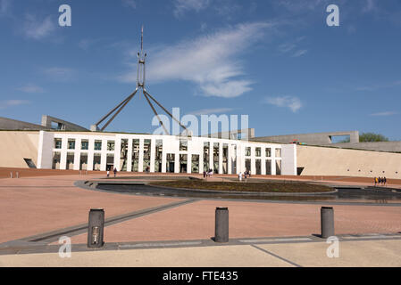 Le Parlement australien en forme de boomerang sur Capitol Hill à Canberra, en Australie. Avec la menace d'attaques terroristes, les bollards de crash ont été plus Banque D'Images