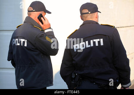 Retour de deux agents de police. Banque D'Images