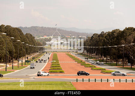 Anzac Parade du Mémorial Australien de la guerre vers l'ancien Parlement ( bâtiment blanc et le Parlement de l'Australie Banque D'Images