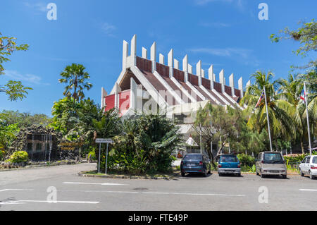 Bâtiment principal du Musée (Muzium Sabah Sabah), conçu comme une maison longue traditionnelle Rungus. Kota Kinabalu, Malaisie. Banque D'Images