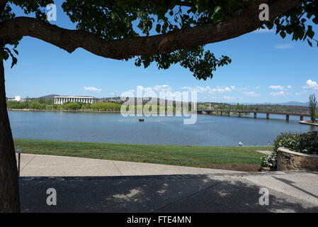 Pont de Commonwealth Avenue traversant le lac Burley Griffin depuis Commonwealth Park à Canberra, en Australie. Le bâtiment blanc en face Banque D'Images