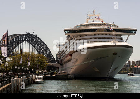 Le Diamond Princess sur le quai près de Harbour Bridge à Circular Quay à Sydney, Nouvelle-Galles du Sud, Australie. Banque D'Images