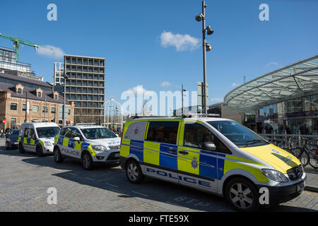 Les voitures de police à l'extérieur de St Pancras et King's Cross d'affectation dans le centre de Londres, UK Banque D'Images