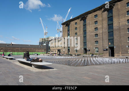 Grenier Square à King's Cross à Londres est l'un des plus grands espaces en plein air en Europe. C'est une entreprise privée de l'espace public. Banque D'Images