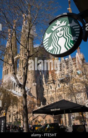 Café Starbucks près de la Sagrada Familia à Barcelone, Espagne Banque D'Images