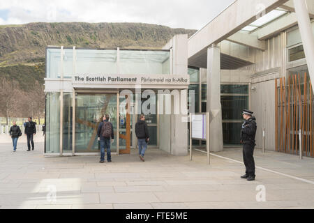 Holyrood - Le bâtiment du parlement écossais à l'entrée du public visiteur du parc de Holyrood, Édimbourg, Écosse, Royaume-Uni Banque D'Images