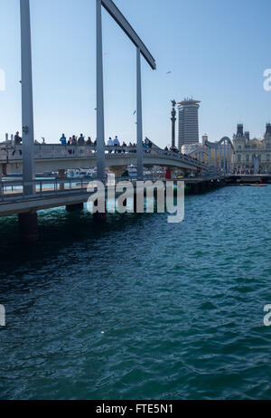 Les touristes en pont à Port Vell, Barcelone, Catalogne, Espagne, Europe Banque D'Images