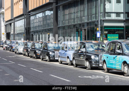 London taxi's queue devant la gare St Pancras à Londres, Royaume-Uni Banque D'Images