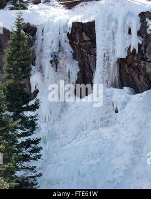 Grimpeur sur glace à Ouray Colorado Banque D'Images