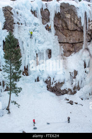 Les glaciéristes voies d'escalade appelé Nous sommes le numéro un et jusqu'à vous WI5 nominale au Colorado Banque D'Images