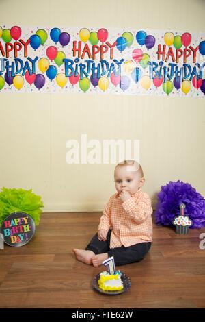 Baby Boy's first birthday cake smash Banque D'Images