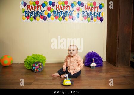 Baby Boy's first birthday cake smash Banque D'Images