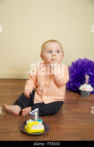 Baby Boy's first birthday cake smash Banque D'Images