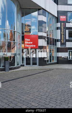 La British Library et la gare de Saint-pancras, reflétée dans la fenêtre de la Shaw Theatre, Euston Road, Londres, UK Banque D'Images