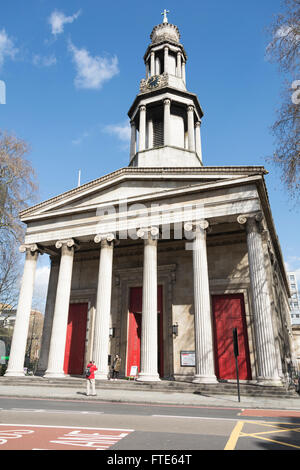 Vue extérieure de l'église paroissiale de St Pancras sur Euston Road dans le London Borough of Camden, UK Banque D'Images