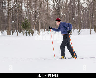 UFA - RUSSIE 22e Février 2016 - Un vieil homme des exercices pour améliorer sa santé par le ski de fond dans un parc public à Ufa, Ru Banque D'Images