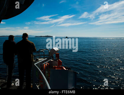 150420-N-ZZ999-001 MER DU NORD (20 avril 2015) Le Royal patrouilleur des garde-côtes norvégiens Tor KV (W334) effectue un transfert de personnel à l'USS Seawolf SSN (21) Le 20 avril 2015. Le personnel de la Task Force 69 sous-marin et de l'Escadron 5 de développement lancé le sous-marin d'attaque rapide Seawolf pour une visite de routine de l'aider. Seawolf, homeported à Bangor, Maine, mène des opérations navales dans la sixième flotte américaine zone d'opérations à l'appui de la sécurité nationale des États-Unis en Europe. (U.S. Photo par Marine Cmdr. Richard Monsieur connard/libérés) Banque D'Images