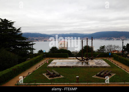 Vue sur le monument de la bataille de la baie de Vigo / Rande et Ria de Vigo, de Castillo del Castro, Vigo, Galice, Espagne Banque D'Images