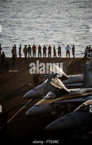 Les marins effectuent une descente sur le pont d'envol de l'USS Nimitz alors qu'ils sont déployés en mer Méditerranée pour des missions de sécurité maritime et de coopération à l'appui des opérations de la marine américaine. Banque D'Images