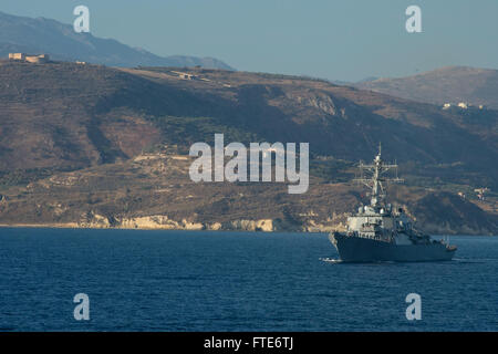 131025-N-VC236-012 : la baie de Souda, Grèce (oct. 25, 2013) - La classe Arleigh Burke destroyer lance-missiles USS Barry (DDG 52) quitte la baie de Souda. Barry, homeported à Norfolk, en Virginie, sont sur un déploiement prévu des opérations de sécurité maritime et les efforts de coopération en matière de sécurité dans le théâtre américain dans la 6ème zone d'opérations de la flotte. (U.S. Photo par marine Spécialiste de la communication de masse Jackie 3e classe) Parution/Hart Banque D'Images