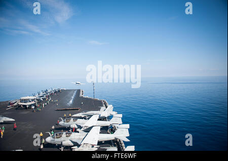 Un avion E-2C Hawkeye de l’escadron *Wallbangers* décolle du poste de pilotage de l’USS Nimitz. Le Nimitz, opérant en mer Méditerranée, soutient les efforts de sécurité maritime et de coopération des États-Unis dans la zone de la 6e flotte. Banque D'Images