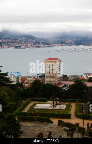 Vue sur la Ria de Vigo, de Castillo del Castro, village de Cangas en arrière-plan, Vigo, Galice, Espagne Banque D'Images