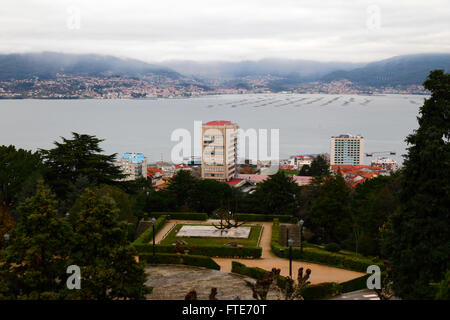 Vue sur la Ria de Vigo, de Castillo del Castro, village de Cangas en arrière-plan, Vigo, Galice, Espagne Banque D'Images