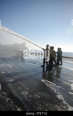 Mer Méditerranée (oct. 28, 2013) marins et Marines de l'homme un flexible pendant un vol Brosse lave-pont à bord du porte-avions USS Nimitz (CVN 68). Nimitz est déployé des opérations de sécurité maritime et les efforts de coopération en matière de sécurité dans le théâtre américain dans la 6ème zone d'opérations de la flotte. (U.S. Photo par marine Spécialiste de la communication de masse Seaman Apprentice Kelly M. Agee/ libéré) Banque D'Images