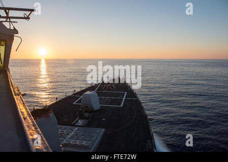 Mer Méditerranée (oct. 28, 2013) - La classe Arleigh Burke destroyer lance-missiles USS Ramage (DDG 61). Ramage, home-porté à Norfolk, en Virginie, est sur un déploiement prévu des opérations de sécurité maritime et les efforts de coopération en matière de sécurité dans le théâtre américain dans la 6ème zone d'opérations de la flotte. (U.S. Photo par marine Spécialiste de la communication de masse Jackie 3e classe) Parution/Hart Banque D'Images