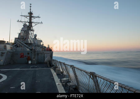 Mer Méditerranée (oct. 28, 2013) - La classe Arleigh Burke destroyer lance-missiles USS Ramage (DDG 61). Ramage, home-porté à Norfolk, en Virginie, est sur un déploiement prévu des opérations de sécurité maritime et les efforts de coopération en matière de sécurité dans le théâtre américain dans la 6ème zone d'opérations de la flotte. (U.S. Photo par marine Spécialiste de la communication de masse Jackie 3e classe) Parution/Hart Banque D'Images