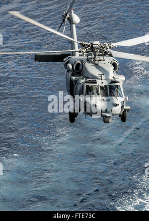 Mer Méditerranée (oct. 29, 2013) Un hélicoptère MH-60S Seahawk, attribuée aux "Indiens" de l'Escadron d'hélicoptères de combat de la mer (HSC), 6 participe à un ravitaillement en mer avec le porte-avions USS Nimitz (CVN 68). Nimitz est déployé des opérations de sécurité maritime et les efforts de coopération en matière de sécurité dans le théâtre américain dans la 6ème zone d'opérations de la flotte. (U.S. Photo par marine Spécialiste de la communication de masse Matelot-Siobhana R. McEwen/ libéré) Banque D'Images