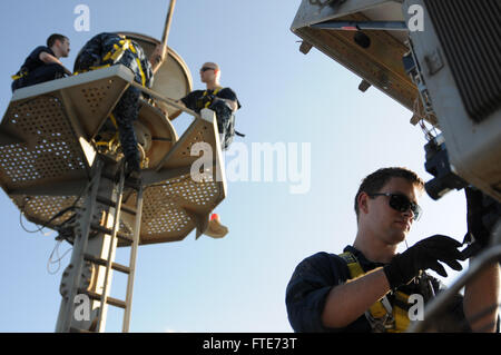 Les marins à bord de l'USS Nimitz (CVN 68) effectuent diverses tâches, y compris la maintenance radar et le travail en altitude. Le navire a été déployé en mer Méditerranée pour soutenir les missions de sécurité maritime et de coopération en matière de sécurité de la marine américaine. Banque D'Images