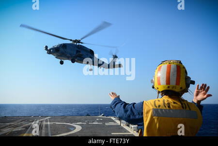 Mer Méditerranée (oct. 29, 2013) Maître de Manœuvre 2e classe Janet Lee signale à un MH-60R Sea Hawk, affecté à la "Swamp Foxes" de l'Escadron d'hélicoptères grève maritime (HSM) 74 sur le pont de vol de missiles de l'cruiser USS Monterey (CG 61). Monterey est déployée à l'appui d'opérations de sécurité maritime et les efforts de coopération en matière de sécurité dans le théâtre américain dans la zone de responsabilité de la sixième flotte. (U.S. Photo par marine Spécialiste de la communication de masse de la classe 3ème Billy Ho/libérés) Banque D'Images