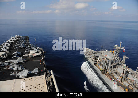 Mer Méditerranée (oct. 29, 2013) Le transport maritime militaire rapide Commande de navire de combat l'USNS Rainier (T-AOE 7), droit, voiles à côté du porte-avions USS Nimitz (CVN 68), au cours d'un ravitaillement en mer. Nimitz est déployé des opérations de sécurité maritime et les efforts de coopération en matière de sécurité dans le théâtre américain dans la 6ème zone d'opérations de la flotte. (U.S. Photo par marine Spécialiste de la communication de masse Matelot-Siobhana R. McEwen/ libéré) Banque D'Images