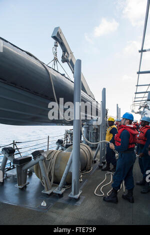 Mer Méditerranée (oct. 30, 2013) - Les marins se préparent à abaisser une embarcation pneumatique à coque rigide dans l'eau du pont de bateau de la classe Arleigh Burke destroyer lance-missiles USS Ramage (DDG 61). Ramage, homeported à Norfolk, en Virginie, est sur un déploiement prévu des opérations de sécurité maritime et les efforts de coopération en matière de sécurité dans le théâtre américain dans la 6ème zone d'opérations de la flotte. (U.S. Photo par marine Spécialiste de la communication de masse Jackie 3e classe) Parution/Hart Banque D'Images