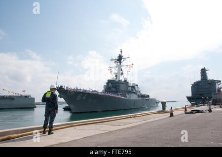 150925-N-BS486-042 NAVAL STATION ROTA, ESPAGNE (sept. 25, 2015), USS Carney (DDG 64) se prépare à tirer dans la base navale de Rota, Espagne 25 septembre 2015. Carney est le quatrième des quatre de la classe Arleigh Burke destroyers lance-missiles d'être l'avant-déployés dans Rota pour s'acquitter de l'engagement progressif de la défense antimissile balistique de l'OTAN tout en procédant à une vaste gamme de missions à l'appui de la sécurité de l'Europe. (U.S. Photo par marine Spécialiste de la communication de masse/Wamack Subvention /Parution publié) Banque D'Images