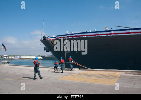 150925-N-BS486-056 NAVAL STATION ROTA, ESPAGNE (sept. 25, 2015) marins stationnés à bord du USS Carney (DDG 64) la ligne après son arrivée à la base navale de Rota, Espagne 25 septembre 2015. Carney est le quatrième des quatre de la classe Arleigh Burke destroyers lance-missiles d'être l'avant-déployés dans Rota pour s'acquitter de l'engagement progressif de la défense antimissile balistique de l'OTAN tout en procédant à une vaste gamme de missions à l'appui de la sécurité de l'Europe. (U.S. Photo par marine Spécialiste de la communication de masse /libéré) Banque D'Images