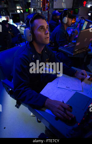 AKSAZ, Turquie (nov. 06, 2013)- Le Lieutenant Samuel j.g Braddock surveille une console dans le centre d'information de combat au cours d'un exercice de missiles balistiques (BMDEX) à bord de la classe Arleigh Burke destroyer lance-missiles USS Stout (DDG 55) tandis qu'à Aksaz Base navale, la Turquie, pour une visite du port. Stout, homeported à Norfolk, en Virginie, est sur un déploiement prévu des opérations de sécurité maritime et les efforts de coopération en matière de sécurité dans le théâtre aux États-Unis 6e secteur d'opérations de la flotte. (U.S. Photo par marine Spécialiste de la communication de masse 2e classe Amanda R. Gray/libérés) Banque D'Images