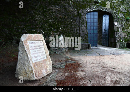 Monument à 136 hommes tués par le régime franquiste entre 1936 et 1942 à l'extérieur entrée de Castillo del Castro fort, Vigo, Espagne Banque D'Images