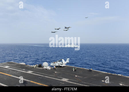 Mer Méditerranée (nov. 7, 2013) Les aéronefs affectés aux États-Unis et Royal Marines effectuer le survol sur le porte-avions USS Nimitz (CVN 68) et l'audace de défense aérienne de classe destroyer HMS Dragon (D35). Nimitz est déployé des opérations de sécurité maritime et les efforts de coopération en matière de sécurité dans le théâtre américain dans la 6ème zone d'opérations de la flotte. (U.S. Photo par marine Spécialiste de la communication de masse Seaman Derek A. Harkins/libérés) Banque D'Images