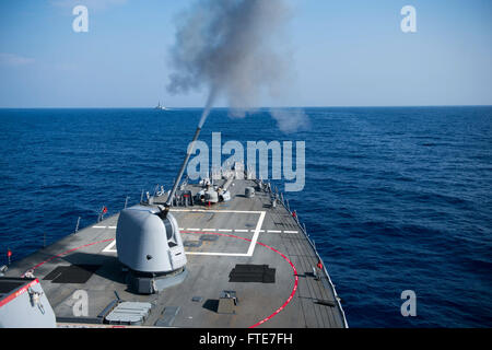 131108-N-UD469-506 MER MÉDITERRANÉE (nov. 08, 2013) - Un cycle est tiré à partir d'un MK-45 5 pouce arme sur un aéronef cible au cours d'un exercice de tir réel à bord de la classe Arleigh Burke destroyer lance-missiles USS Stout (DDG 55). L'évolution a fait partie de l'exercice 2013 Dogu Akdeniz, hébergé par, commandant de la flotte turque, pour soutenir les efforts d'interopérabilité. Stout, homeported à Norfolk, en Virginie, est sur un déploiement prévu des opérations de sécurité maritime et les efforts de coopération en matière de sécurité dans le théâtre aux États-Unis 6e secteur d'opérations de la flotte. (U.S. Photo par marine Spécialiste de la communication de masse 2e classe Banque D'Images