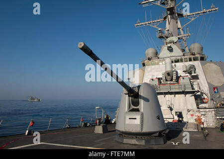 Mer Méditerranée (nov. 13, 2013) - Le pétrolier turc TCG Akar (A-580) et la frégate turque TCG Giresun (F 491), gauche, se préparer à passer derrière la classe Arleigh Burke destroyer lance-missiles USS Stout (DDG 55), car ils participent d'un exercice de manœuvre à grande vitesse. L'événement fait partie de l'exercice 2013 Dogu Akdeniz, hébergé par, commandant de la flotte turque d'appuyer les efforts d'interopérabilité. Stout, homeported à Norfolk, en Virginie, est sur un déploiement prévu des opérations de sécurité maritime et les efforts de coopération en matière de sécurité dans le théâtre aux États-Unis 6e secteur d'opérations de la flotte. (U.S. Photo de la marine en masse Banque D'Images