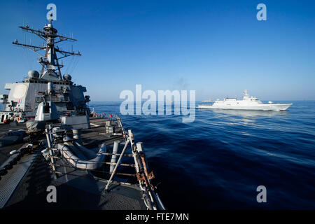 Mer Méditerranée (nov. 13, 2013) - Les frégates turque TCG Heybeliada (F 511), droite, et TCG Giresun (F 491) et de l'huileur turc TCG Akar (A-580) se déplacent le long de la classe Arleigh Burke destroyer lance-missiles USS Stout (DDG 55), car ils participent d'un exercice de manœuvre à grande vitesse. L'événement fait partie de l'exercice 2013 Dogu Akdeniz, hébergé par, commandant de la flotte turque d'appuyer les efforts d'interopérabilité. Stout, homeported à Norfolk, en Virginie, est sur un déploiement prévu des opérations de sécurité maritime et les efforts de coopération en matière de sécurité dans le théâtre aux États-Unis 6e secteur d'opérations de la flotte. (U.S Banque D'Images